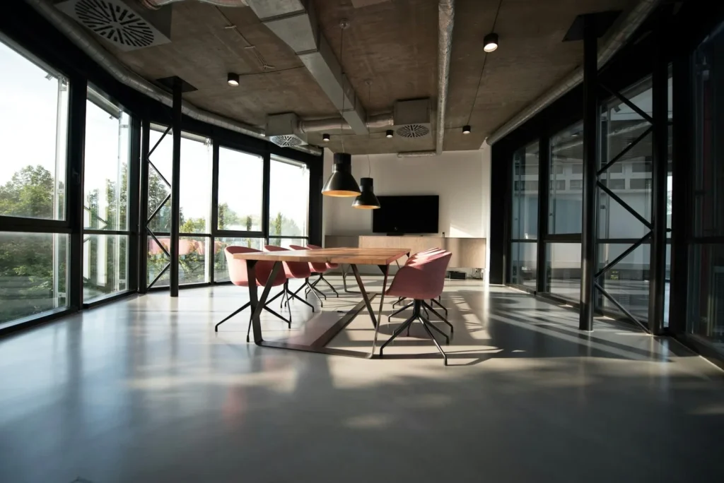 Sala de reunião vazia com mesa e cadeiras
