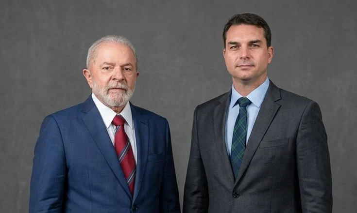 Lula e Flávio Bolsonaro, ambos de terno, lado a lado diante de fundo cinza