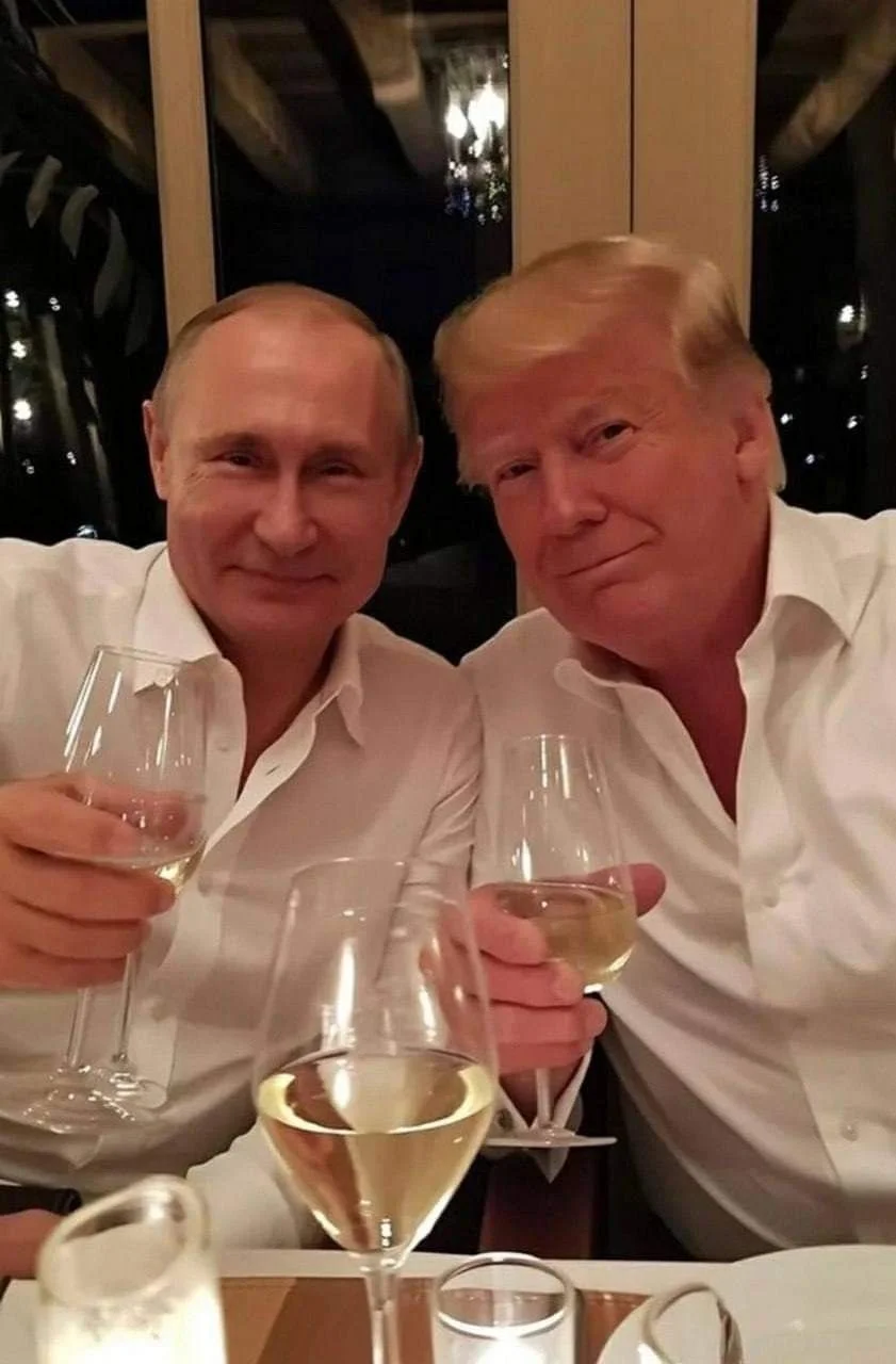 Vladimir Putin e Donald Trump erguem taças de vinho branco sentados à mesa