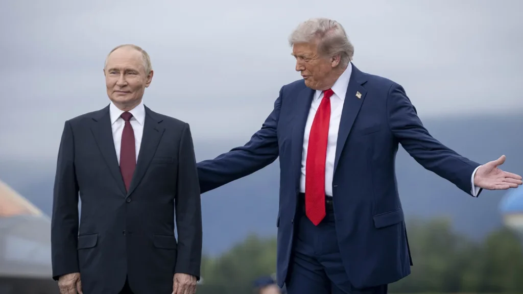 Vladimir Putin e Donald Trump, ambos de terno, durante encontro ao ar livre